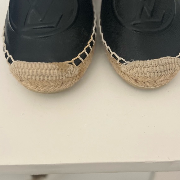 LOUIS VUITTON
Black Pebbled Leather Starboard
Espadrille Flats Size 38 - Picture 4 of 9
